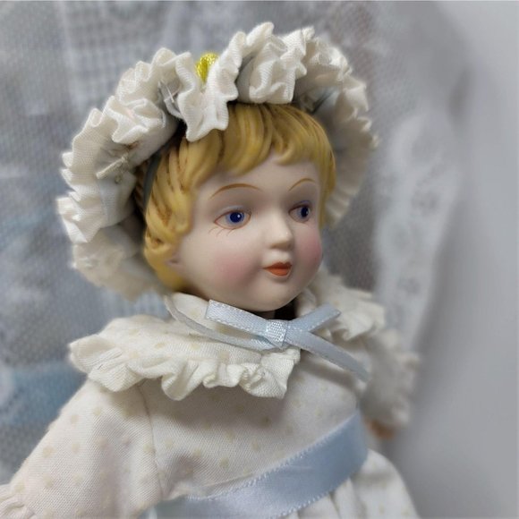 Avon Porcelain 1983 Cloth Dot Dress With Stand - Picture 7 of 10